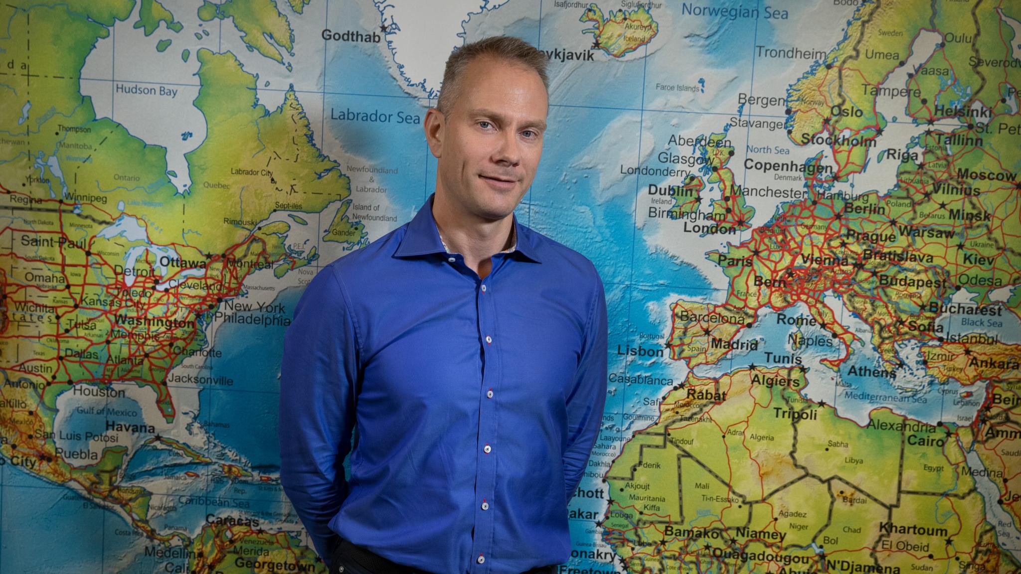 Alexander Ljungqvist vid karta
