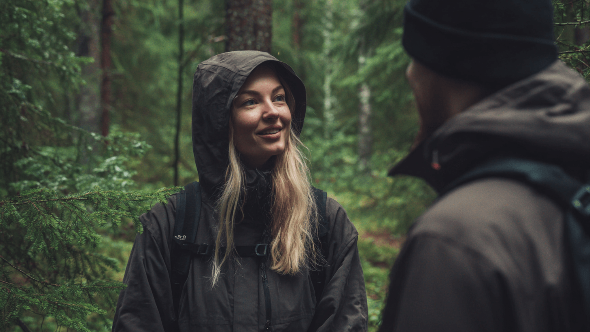 Kvinna och man i skog