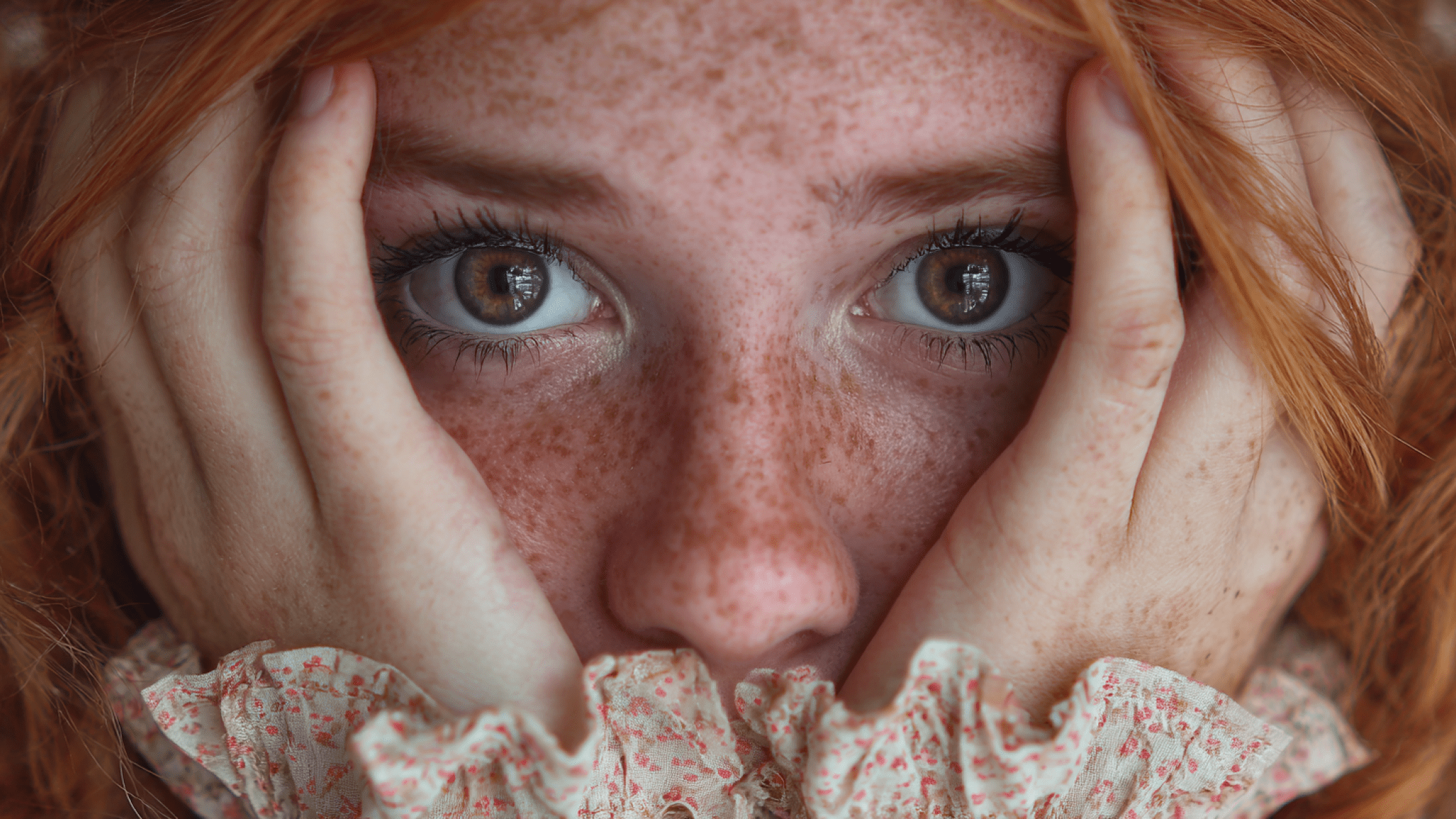 Image produced by generative artificial intelligence Närbild på flicka som håller händerna runt ansiktet