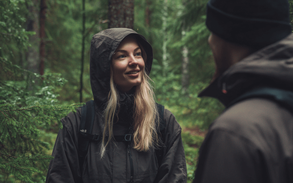 Kvinna och man i skog
